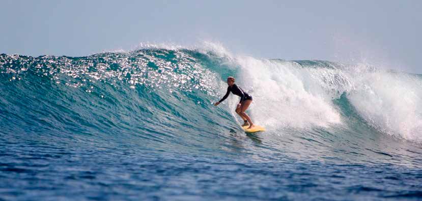 Surfer auf einer Welle vor der Kueste Madagaskars