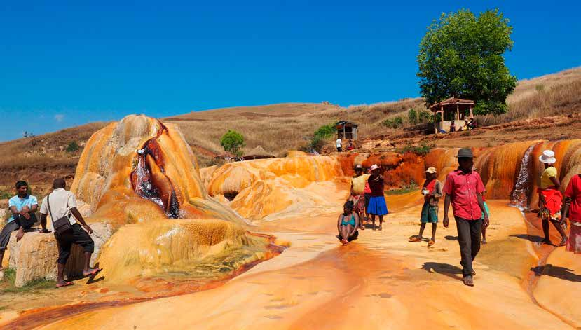 Farbige mineralische Landschaft mit Menschen