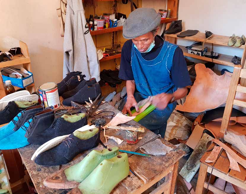 Handwerker in einer kleinen Werkstatt