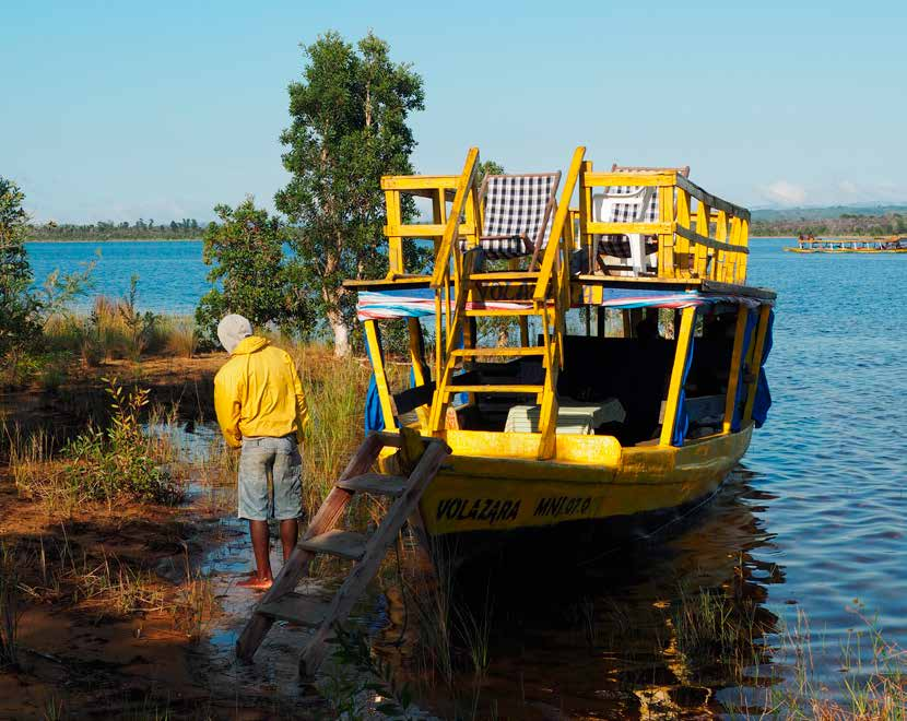 Gelbes Boot an einem Flussufer in Madagaskar